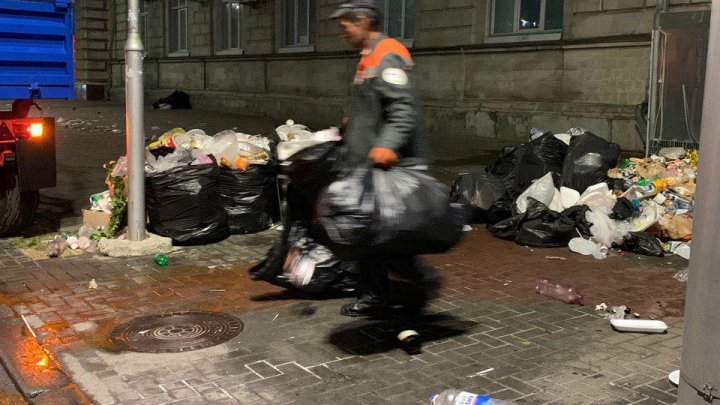 DEZASTRU în PMAN după Hramul Chişinăului. Moldovenii au lăsat în urma lor tone de gunoi (FOTO)