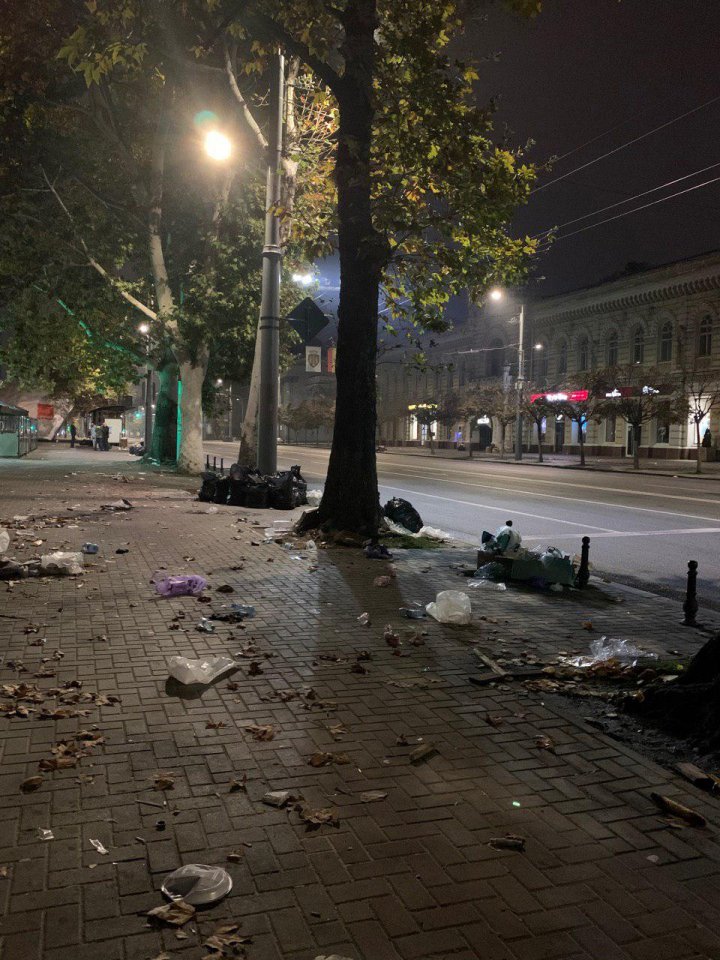 DEZASTRU în PMAN după Hramul Chişinăului. Moldovenii au lăsat în urma lor tone de gunoi (FOTO)