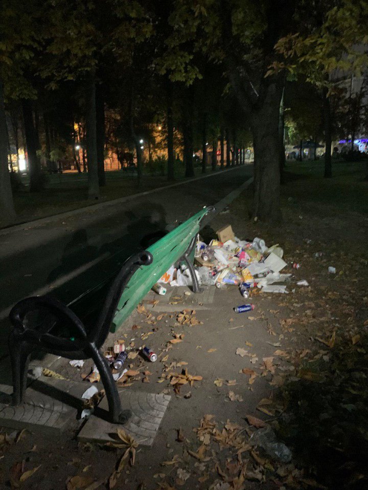 DEZASTRU în PMAN după Hramul Chişinăului. Moldovenii au lăsat în urma lor tone de gunoi (FOTO)