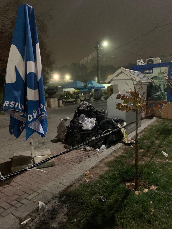 DEZASTRU în PMAN după Hramul Chişinăului. Moldovenii au lăsat în urma lor tone de gunoi (FOTO)