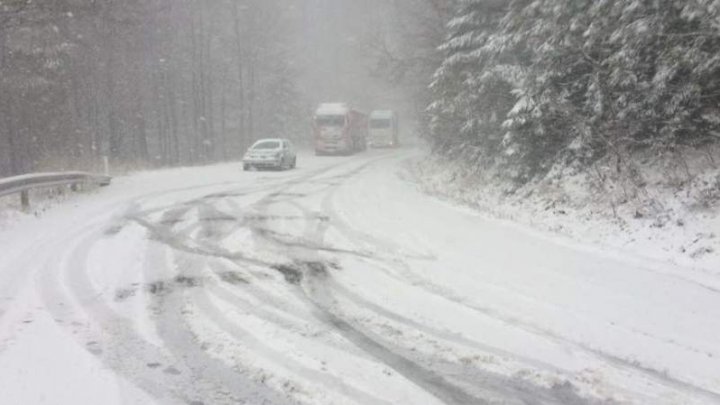 Ninge în mai multe județe din România. Drumarii au intervenit pentru deszăpezire