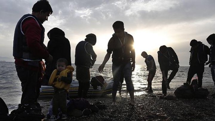 Sute de sirieni și afgani ajung pe țărmurile Greciei zi de zi