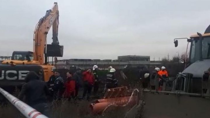 Doi bărbaţi care lucrau pe un şantier, prinşi sub un mal de pământ care s-a surpat