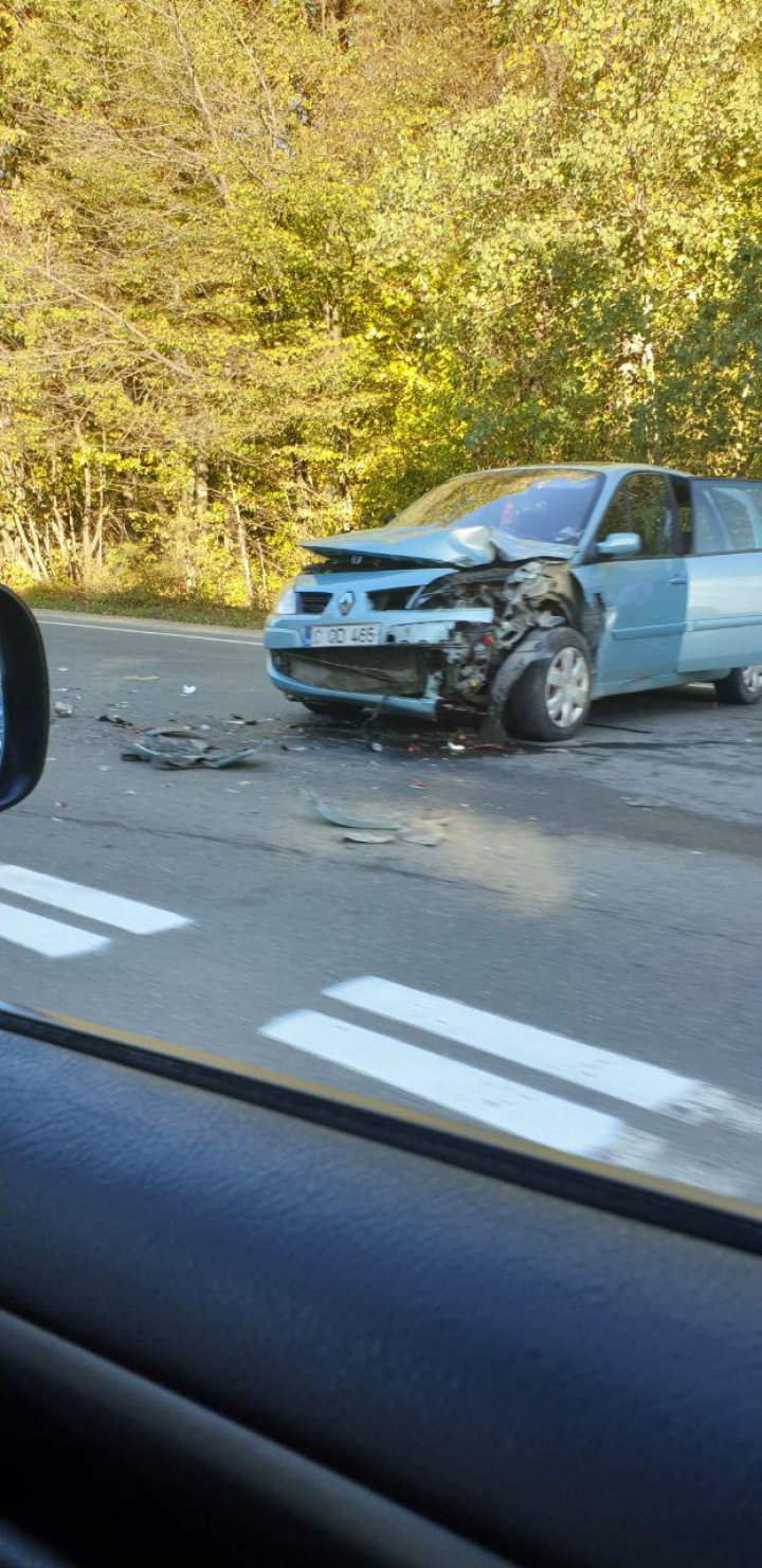 Accident violent în apropiere de Orhei. Două maşini, grav avariate (FOTO)