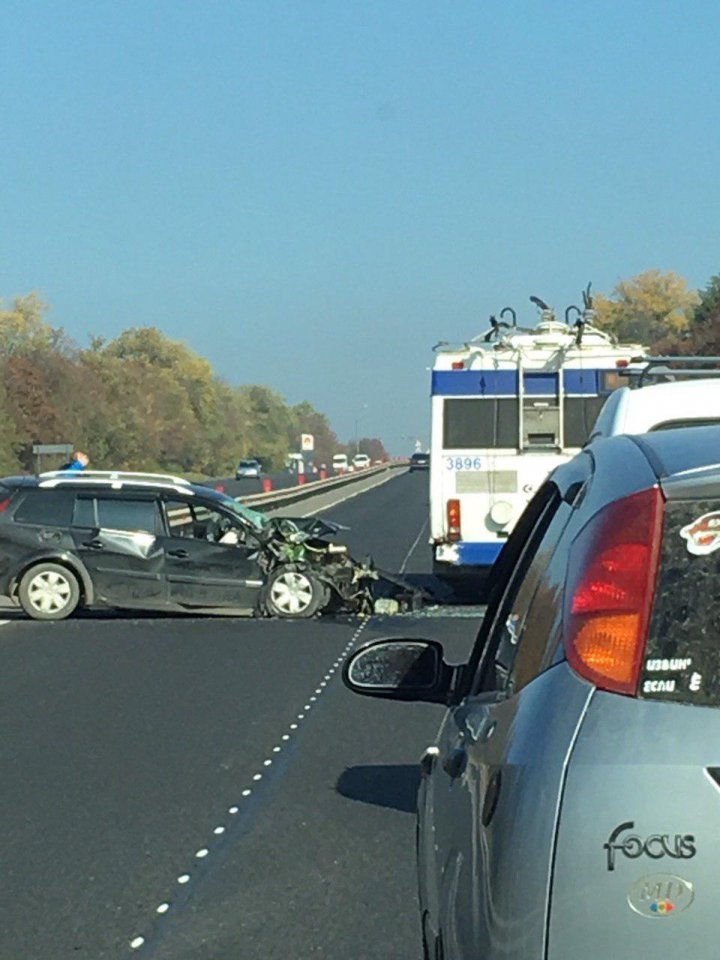 Accident violent în apropiere de Cricova. O maşină, făcută zob (FOTO)