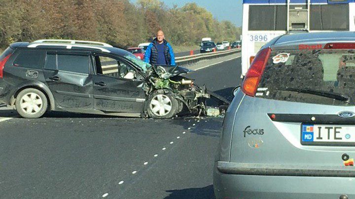 Accident violent în apropiere de Cricova. O maşină, făcută zob (FOTO)