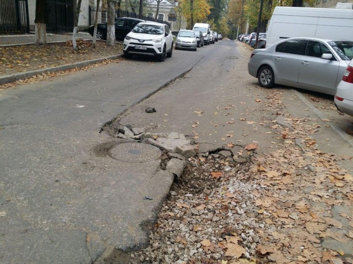 Fabricat în Moldova: Un strat de asfalt, aşternut acum două luni lângă Spitalul de Urgenţă, este numai gropi (FOTO)