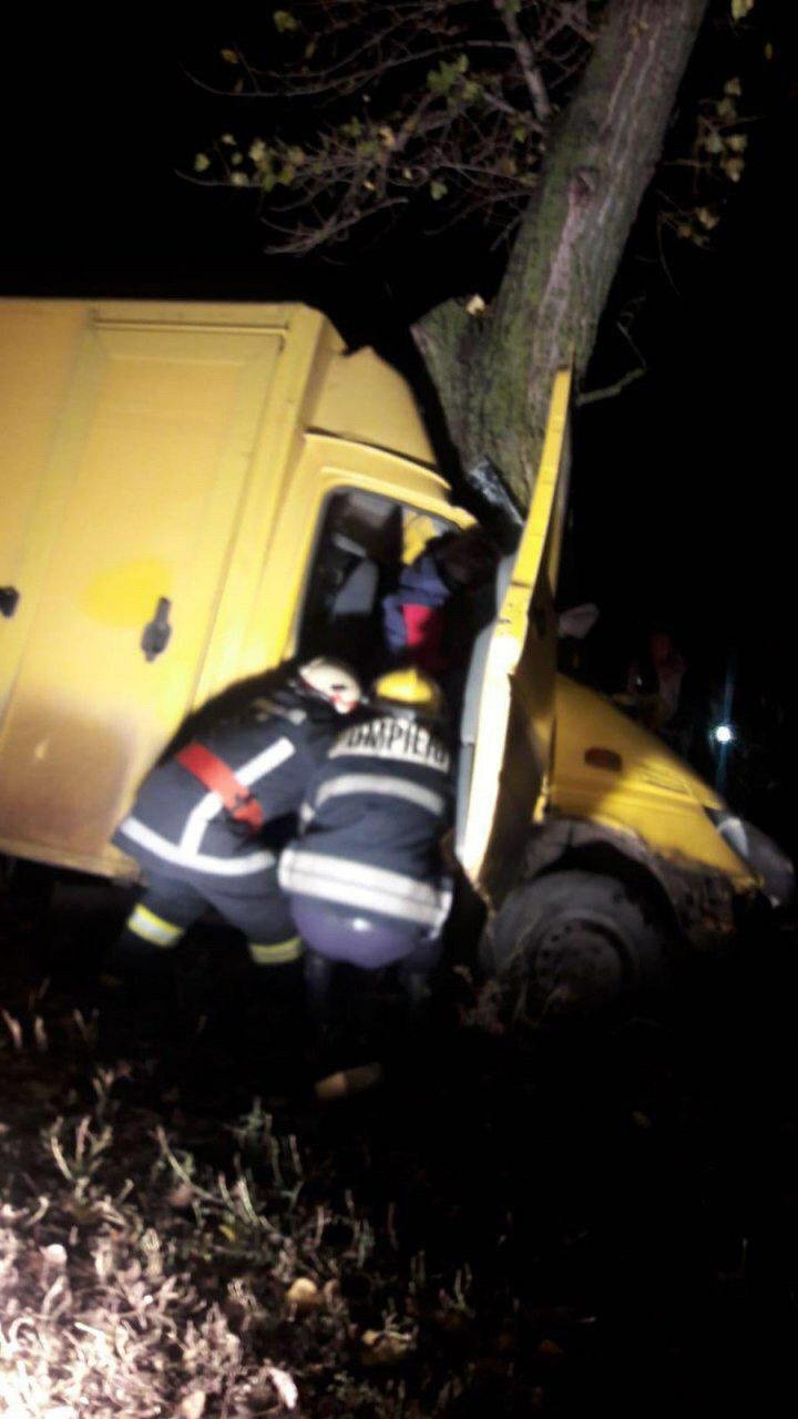 Accident la Drochia.  O mașină a derapat de pe traseu și s-a ciocnit într-un copac. Sunt victime 