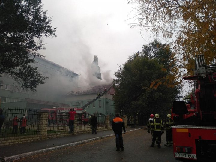 Incendiu la Centru de Sănătate Publică. Șase echipe de pompieri au intervenit pentru a stinge flăcările (VIDEO/FOTO)