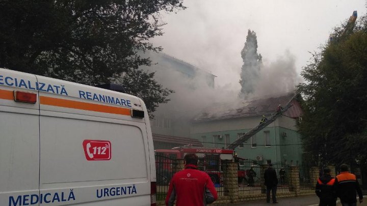 Incendiu la Centru de Sănătate Publică. Șase echipe de pompieri au intervenit pentru a stinge flăcările (VIDEO/FOTO)