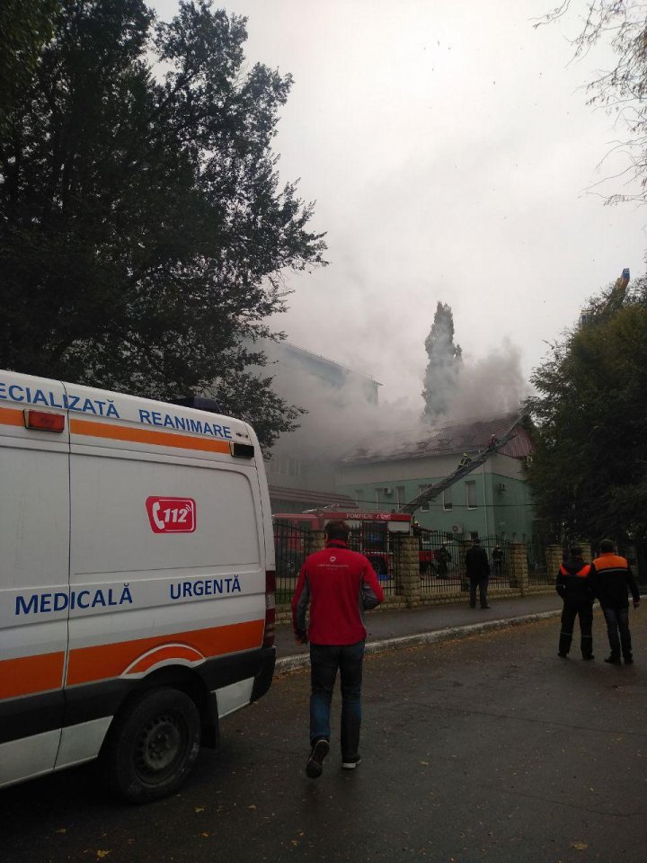 Incendiu la Centru de Sănătate Publică. Șase echipe de pompieri au intervenit pentru a stinge flăcările (VIDEO/FOTO)