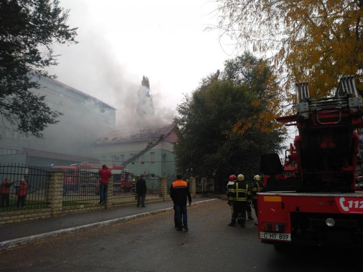 Incendiu la Centru de Sănătate Publică. Șase echipe de pompieri au intervenit pentru a stinge flăcările (VIDEO/FOTO)