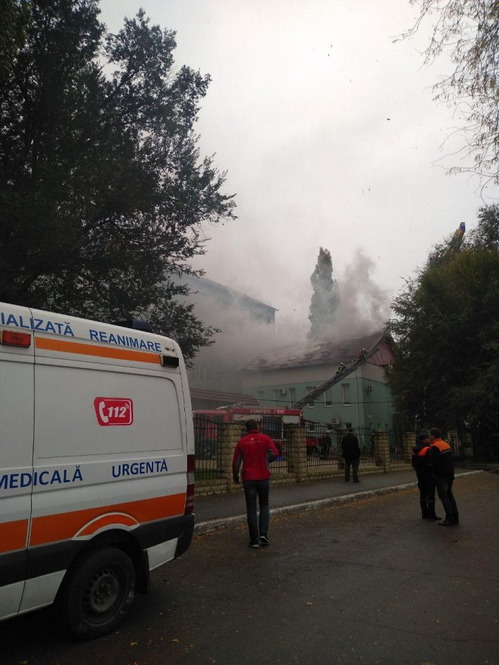 Incendiu la Centru de Sănătate Publică. Șase echipe de pompieri au intervenit pentru a stinge flăcările (VIDEO/FOTO)