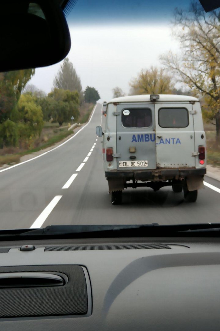 Aceste hârburi sunt menite să ne salveze viețile. O ambulanță veche, cu ușa pe jumătate deschisă, văzută pe traseele din țară (FOTO)