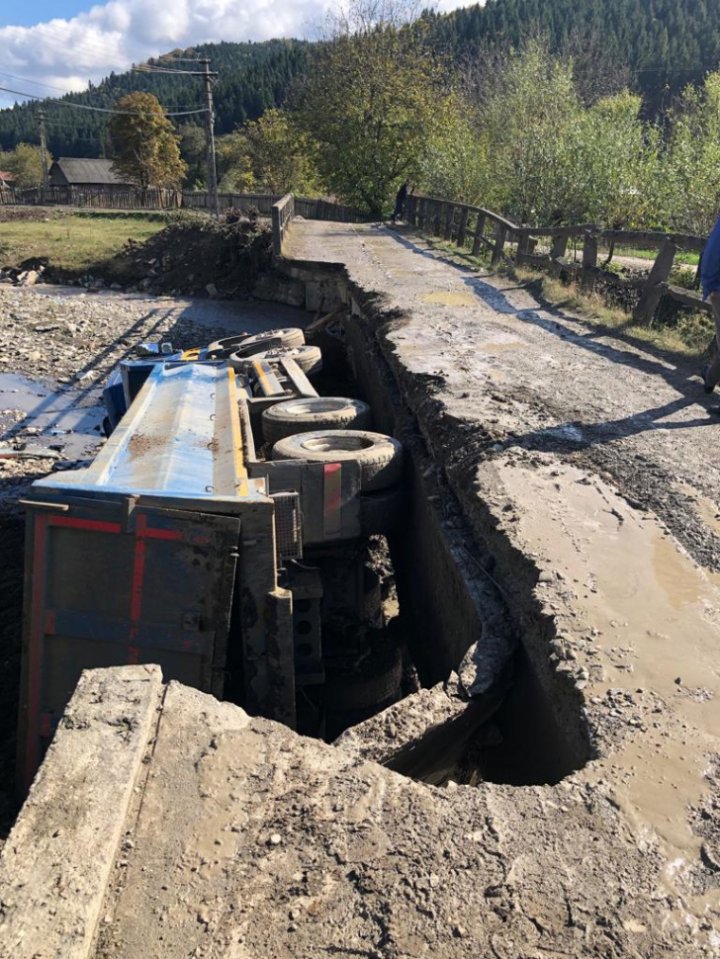 Incident șocant în România. Un pod s-a surpat în timp ce era traversat de un camion (FOTO)