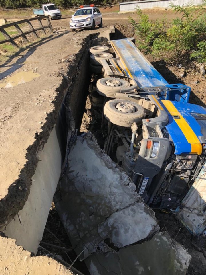 Incident șocant în România. Un pod s-a surpat în timp ce era traversat de un camion (FOTO)