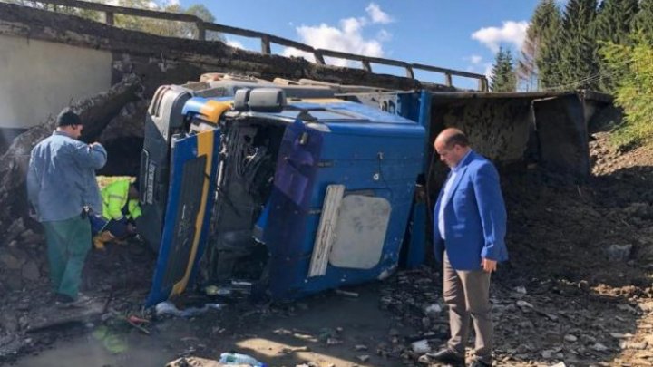 Incident șocant în România. Un pod s-a surpat în timp ce era traversat de un camion (FOTO)