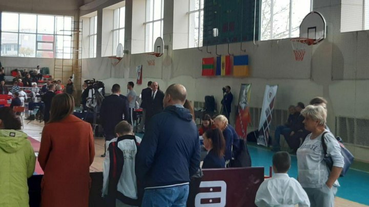 Pretinsul Drapel al separatiştilor din stânga Nistrului, arborat la o competiție sportivă din Chișinău (VIDEO)