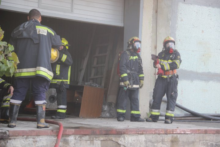 INCENDIU PUTERNIC în Capitală. Şase autospeciale ale pompierilor au luptat cu focul (VIDEO/FOTO)