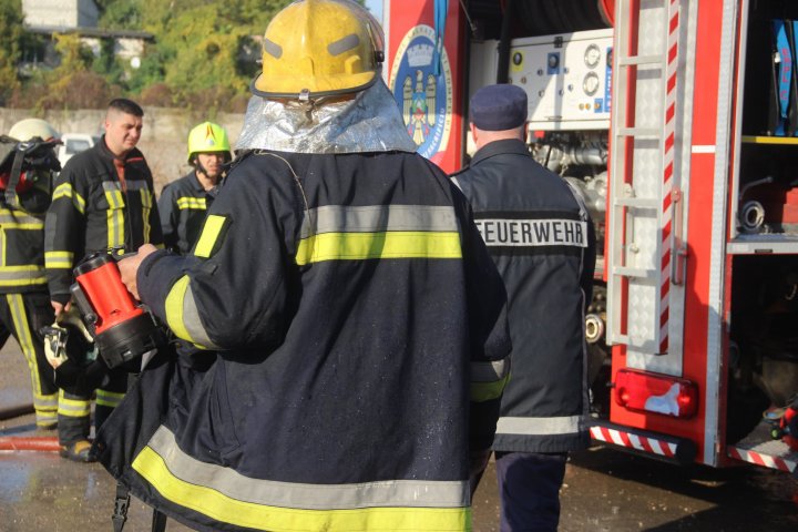 INCENDIU PUTERNIC în Capitală. Şase autospeciale ale pompierilor au luptat cu focul (VIDEO/FOTO)