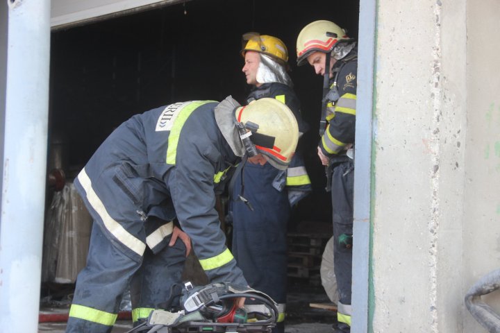 INCENDIU PUTERNIC în Capitală. Şase autospeciale ale pompierilor au luptat cu focul (VIDEO/FOTO)