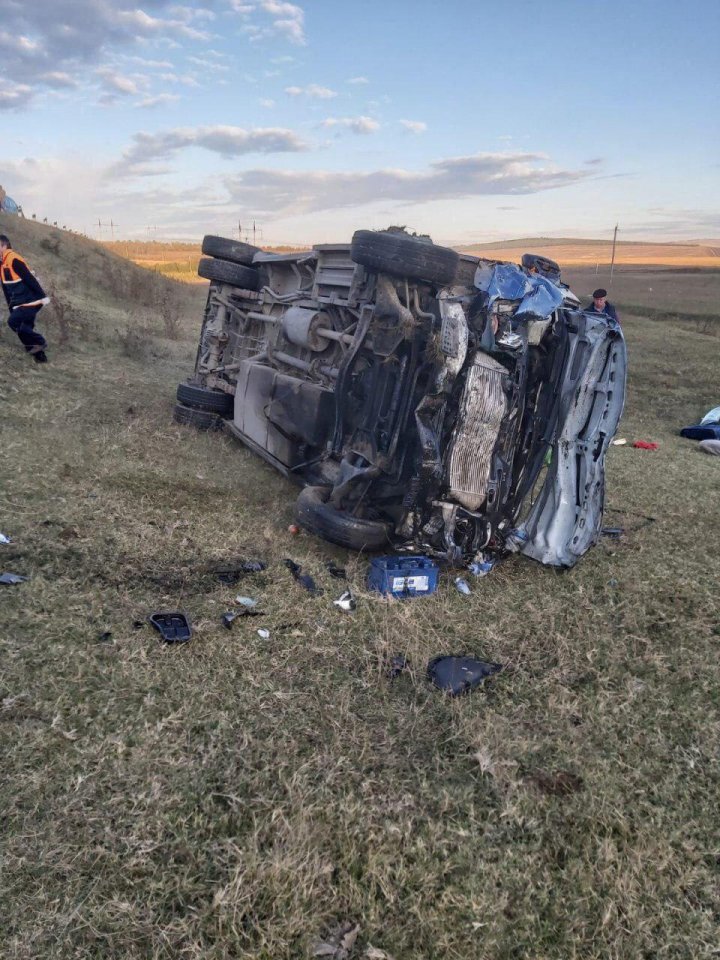 ACCIDENT GRAV la Teleneşti. Un microbuz cu pasageri s-a lovit violent cu un automobil. Sunt VICTIME (FOTO/VIDEO)