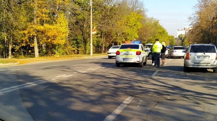 ACCIDENT în Capitală. Două maşini s-au ciocnit violent. Poliţia, la faţa locului (FOTO)