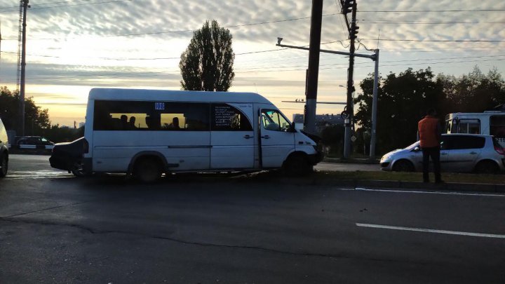 ACCIDENT GRAV în Capitală. O maşină a intrat în plin într-un microbuz de pe linia 108. SUNT RĂNIŢI (FOTO)
