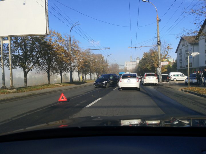 ACCIDENT GRAV în cartierul Telecentru. Un motociclist, lovit de o maşină (FOTO)