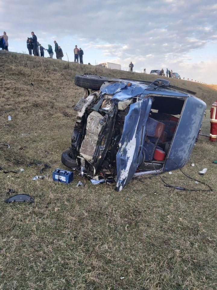 ACCIDENT GRAV la Teleneşti. Un microbuz cu pasageri s-a lovit violent cu un automobil. Sunt VICTIME (FOTO/VIDEO)