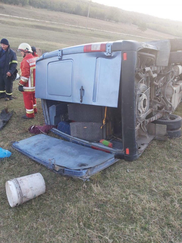 ACCIDENT GRAV la Teleneşti. Un microbuz cu pasageri s-a lovit violent cu un automobil. Sunt VICTIME (FOTO/VIDEO)