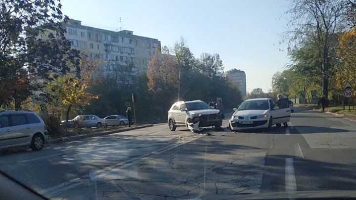 ACCIDENT în Capitală. Două maşini s-au ciocnit violent. Poliţia, la faţa locului (FOTO)