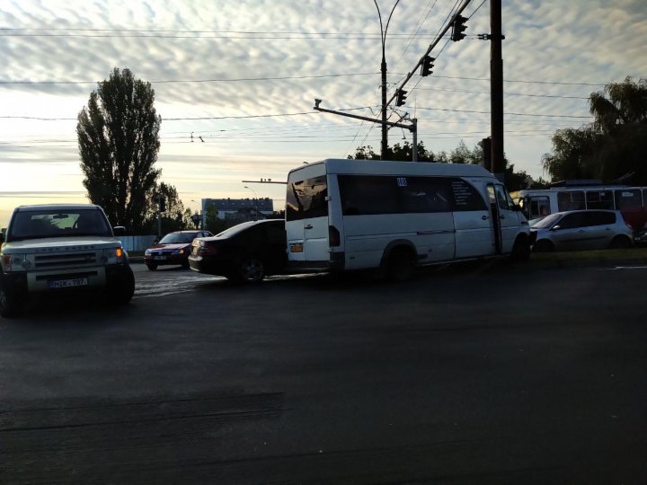 ACCIDENT GRAV în Capitală. O maşină a intrat în plin într-un microbuz de pe linia 108. SUNT RĂNIŢI (FOTO)