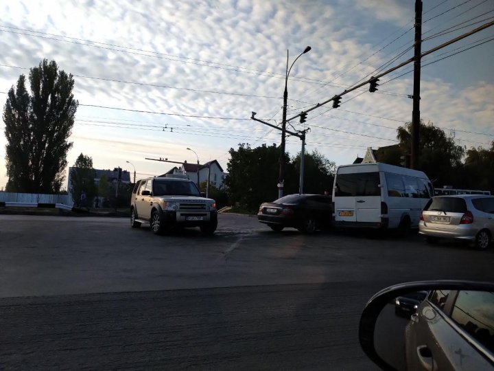 ACCIDENT GRAV în Capitală. O maşină a intrat în plin într-un microbuz de pe linia 108. SUNT RĂNIŢI (FOTO)