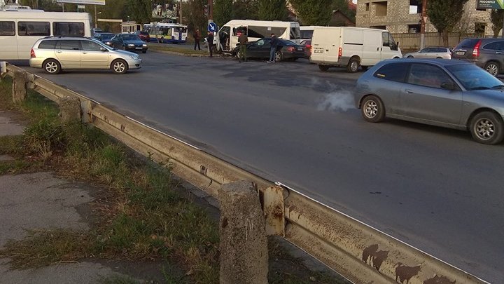 ACCIDENT GRAV în Capitală. O maşină a intrat în plin într-un microbuz de pe linia 108. SUNT RĂNIŢI (FOTO)