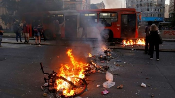 Stare de urgenţă în Santiago! Orașul este marcat de proteste violente, incendii uriașe și jafuri