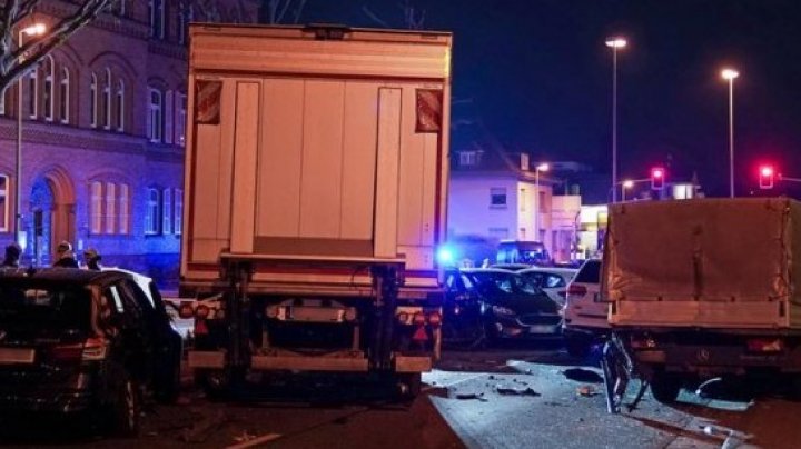 GROAZĂ pe o stradă din Germania: Un şofer a intrat cu un camion în mai multe mașini: Sunt cel puţin 16 răniţi