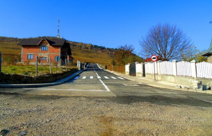 De râs şi de plâns. În România a fost asfaltată o stradă care se termină în câmp (FOTO)