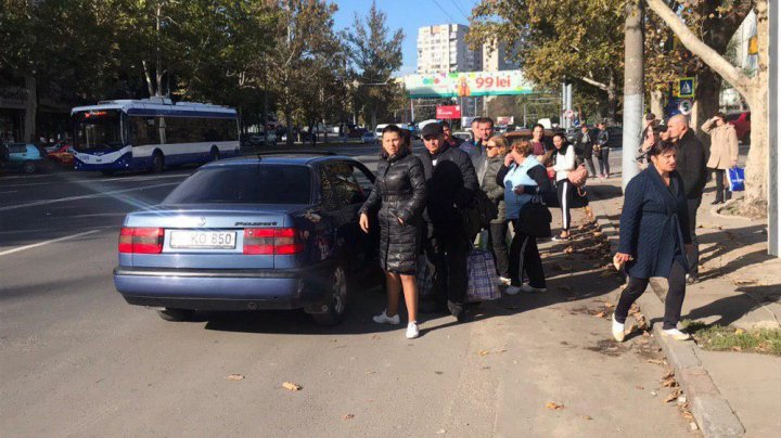 Protestul transportatorilor: Mai multe curse de microbuze, ANULATE. Oamenii, nevoiţi să circule cu taxiul sau maşinile de ocazie (FOTO)