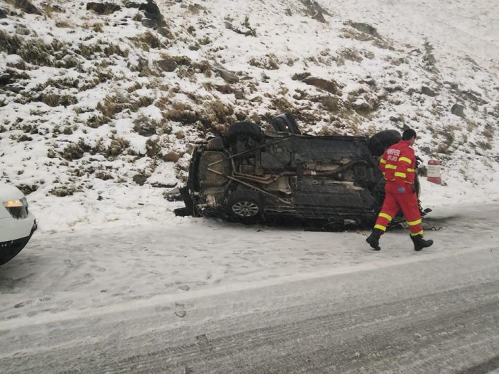 Iarna îşi arată colţii. A NINS abundent pe Transfăgărășan (VIDEO/FOTO)