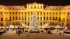 Încă un Târg de Crăciun, inaugurat în Viena. Turiştii, fascinaţi de bradul împodobit în faţa Palatului Schoenbrunn
