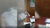 A tras un pui de somn! Un poliţist din Orhei, surprins în timp ce dormea la locul de muncă (VIDEO)