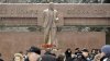 Nostalgici după timpurile sovietice. Membri şi  susţinători ai PCRM au depus flori la monumentului liderului bolşevic, Vladimir Lenin