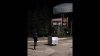 Doi tineri din Bălţi i-au lăsat fără cuvinte pe trecători. Ce au făcut cu un tomberon de gunoi chiar în centrul oraşului (VIDEO)