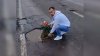 Locuitorii unui sat din România au plantat trandafiri în gropile de pe un drum naţional din judeţul Vrancea 