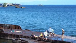 ÎNOT ÎN APE RECI CA GHEAŢA. Zeci de oameni, surprinşi cum se scaldă în Lacul Baikal, la doar patru grade Celsius