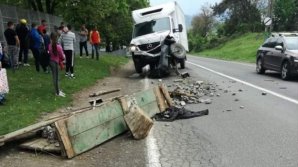 Accident cumplit la Vaslui. Un mort şi doi răniţi, după ce un microbuz a spulberat o căruţă 