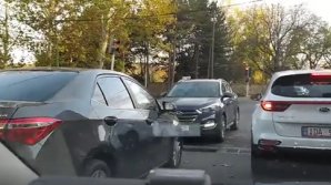 Nu a auzit de regulile de circulație. Un șofer, suprins în timp ce merge pe contrasens în Capitală