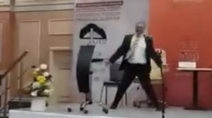 Un funcţionar din Rusia a fost surprins în timp ce dansa la un forum economic internaţional