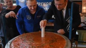 RECORD DELICIOS ÎN GERMANIA. Un bucătar a preparat cel mai mare castron cu soleancă